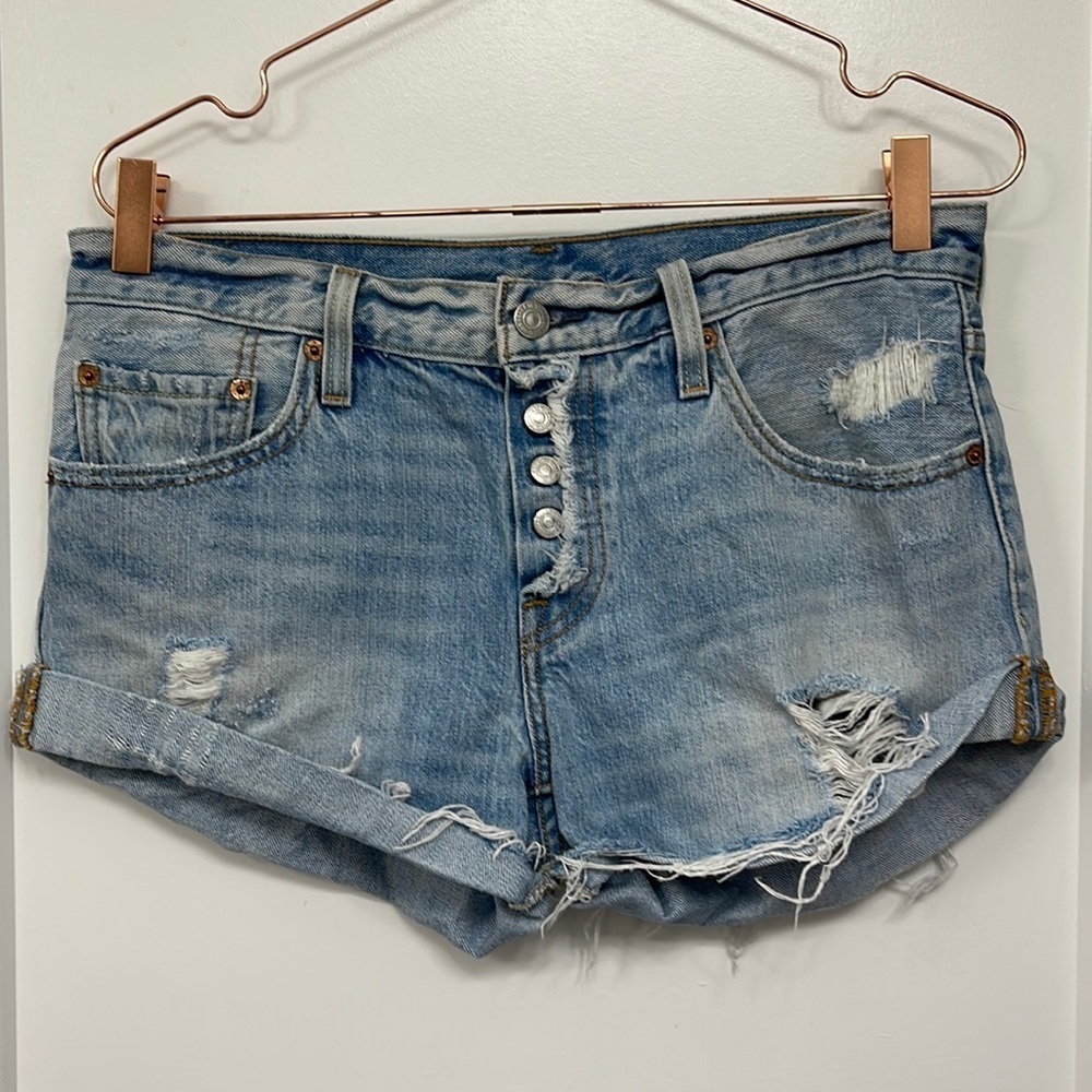 Women’s Levi’s denim cut off shorts